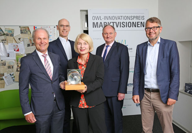 Suchen Innovationen aus OWL (v.l.n.r.): Thomas Niehoff (Hauptgeschäftsführer IHK Ostwestfalen), Rainer Müller (Geschäftsführer Stadtwerke Bielefeld), Prof. Dr. Ingeborg Schramm-Wölk (Präsidentin FH Bielefeld), Dr. Stephan Nahrath (Geschäftsführer Westfalen-Weser Energie) und Wolfgang Marquardt (Prokurist OstWestfalenLippe GmbH). (Foto: OWL GmbH)