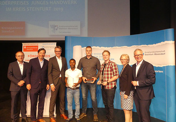 Die glücklichen Gewinner Förderpreis Junges Handwerk. v.l. Heinz-Bernd Lohmann, André Wiersig, Carl-Christian Kamp; Justice Obi, Marcel Beckemeyer, Jan Berken-brock, Gisela Köster, Frank Tischner. (Foto: Kreishandwerkerschaft Steinfurt-Warendorf)