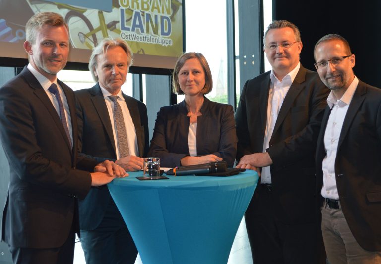 Fachveranstaltung Mobilität REGIONALE 2022 (v.l.): Dr. Dirk Günnewig, NRW-Verkehrsministerium, Herbert Weber, Geschäftsführer OWL GmbH, REGIONALE-Managerin Annette Nothnagel, Dr. Karl Obermair, TÜV Rheinland, Christian Reuter, PTV Transport Consult GmbH. (Foto: OstWestfalenLippe GmbH)