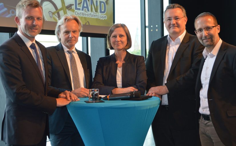 Fachveranstaltung Mobilität REGIONALE 2022 (v.l.): Dr. Dirk Günnewig, NRW-Verkehrsministerium, Herbert Weber, Geschäftsführer OWL GmbH, REGIONALE-Managerin Annette Nothnagel, Dr. Karl Obermair, TÜV Rheinland, Christian Reuter, PTV Transport Consult GmbH. (Foto: OstWestfalenLippe GmbH)