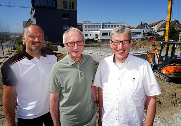 Feiern in diesen Tagen das 40-jährige Bestehen des Ingenieurbüros Schröder & Partner in Bielefeld: Gründer Burckhard Schröder (Mitte) sowie die beiden geschäftsführenden Partner Wolfang Sander (rechts) und Uwe Burstädt (links). Sander und Burstädt investieren unter der Adresse Schillerstraße 81 in ein neues Bürogebäude. (Foto: Schröder & Partner/ KonText)