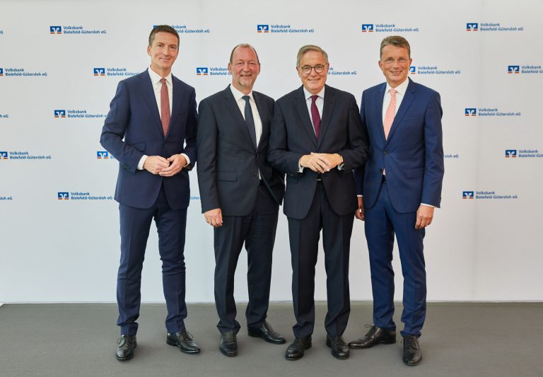 Volksbank-Vorstand (v.l.) Ulrich Scheppan, Reinhold Frieling, Thomas Sterthoff und Michael Deitert (Vorstandsvorsitzender seit dem 01.07.2019) (Foto: Volksbank Bielefeld-Gütersloh eG)