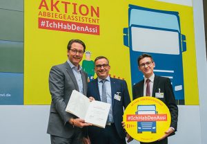 Bundesminister Andreas Scheuer (links) begrüßte Frank Wehrmann (Mitte) und dessen Sohn Moritz als neue Sicherheitspartner des Bundesministeriums für Verkehr und digitale Infrastruktur. Die Meller Spedition Wehrmann Transport stattet nun freiwillig all ihre Lkw mit Abbiegeassistenten aus. (Foto: BMVI)