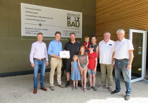 Oberbürgermeister Dieter Krone (2.v.l.) gratulierte Nico Brinker und seiner Fami-lie (Mitte) gemeinsam mit Dietmar Lager von der Wirtschaftsförderung (links), Stefan Wittler (2.v.r.) und Uwe Dietrich vom Wirtschafts- und Grundstücksaus-schuss zum eigenen Standort der Brinker Holzbau GmbH in Lingen. (Foto: Stadt Lingen Ems)