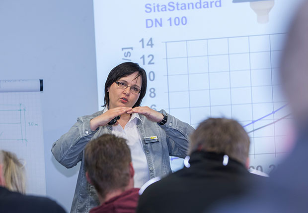 Experten führen durch die SitaCampus Fachseminare, hier Dipl.-Ing. Ute Weiß, Projektleiterin Flachdachentwässerung. (Foto: Sita Bauelemente GmbH)