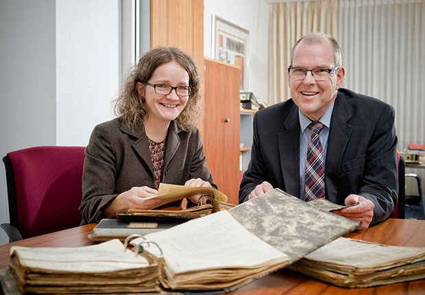 Die Unternehmenshistorikerin Dr. Petra Spona und der geschäftsführende Vorstand des Heimstättenvereins, Jürgen Silies, mit der Bilanz des HVO an seinem Gründungstag, dem 8. Mai 1919. (Foto: Egelkamp)