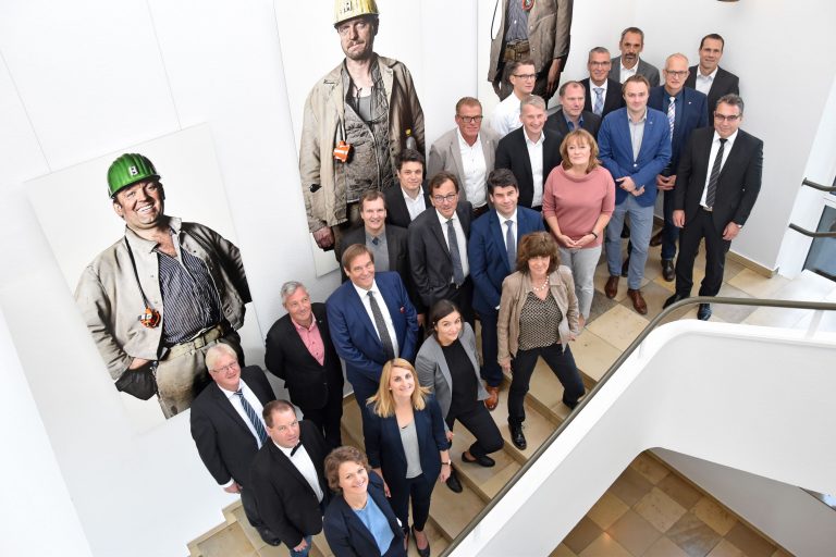 Beeindruckt von den großzügigen Möglichkeiten auf dem ehemaligen Zechenareal von Oeynhausen: die Teilnehmer des Auftakttreffens Foto: Stadt Ibbenbüren / André Hagel