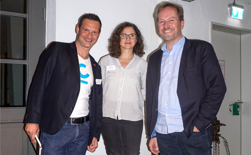 Die Initiatoren des 16. Netzwerktreffens E-Commerce OWL (v.l.) Dirk Markus (Geschäftsleitung Marketing von Creditreform Herford & Minden Dorff GmbH & Co. KG), Stefanie Jany (Geschäftsführerin der Online Marketing Agentur coupling media GmbH) und der Referent des Abends Martin Groß-Albenhausen (Stellvertretender Hauptgeschäftsführer vom Bundesverband E-Commerce und Versandhandel Deutschland e.V. (bevh)) - Foto: Wehrmann