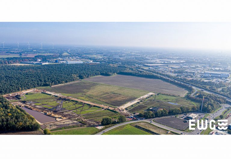 Stand der Erschließungsarbeiten im neuen Industriegebiet RHEINE 30|70 nördlich der A30 – Panoramaluftbild vom 23. Oktober 2019 - Foto: EWG Rheine