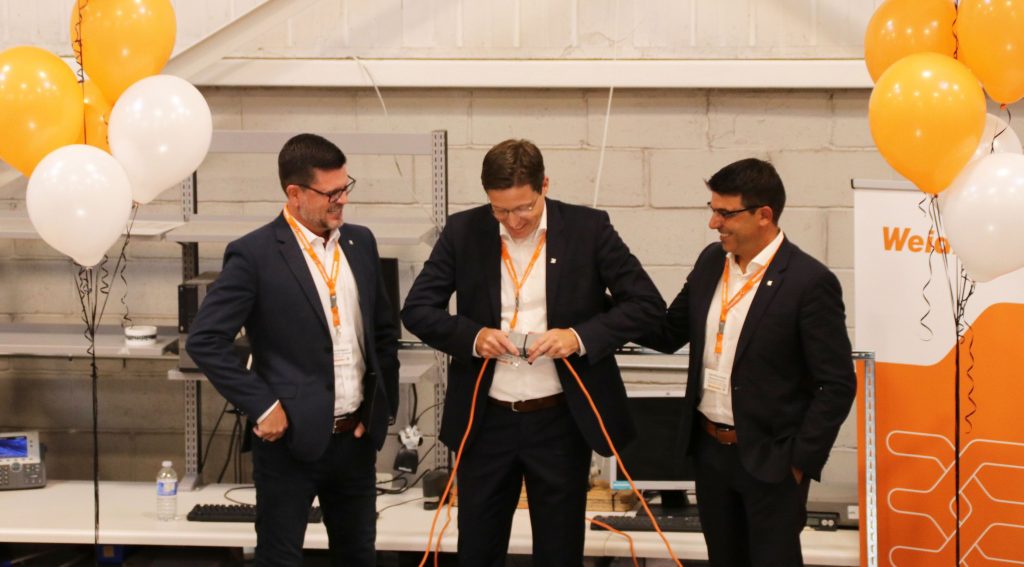 Durch die symbolische Öffnung eines Steckverbinders eröffnete Vertriebsvorstand Dr. Timo Berger (M.) gemeinsam mit Terry Hodgson, Verantwortlicher für die Region Amerika (li.), und Javi Richmond, Geschäftsführer von Weidmüller Canada (re.), das neue Gebäude in Kanada. Foto: Weidmüller