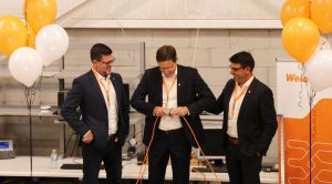 Durch die symbolische Öffnung eines Steckverbinders eröffnete Vertriebsvorstand Dr. Timo Berger (M.) gemeinsam mit Terry Hodgson, Verantwortlicher für die Region Amerika (li.), und Javi Richmond, Geschäftsführer von Weidmüller Canada (re.), das neue Gebäude in Kanada. Foto: Weidmüller