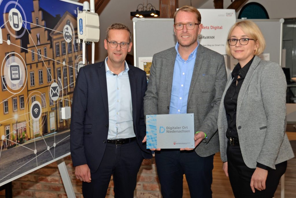 Freuen sich über die Auszeichnung „Digitaler Ort Niedersachsen“ für den OSNA HACK: (V.l.) SWO Netz-Geschäftsführer Heinz-Werner Hölscher, Staatssekretär Stefan Muhle und Stadträtin Katharina Pötter (© SWO Netz / Carina Jakobi).