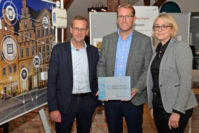 Freuen sich über die Auszeichnung „Digitaler Ort Niedersachsen“ für den OSNA HACK: (V.l.) SWO Netz-Geschäftsführer Heinz-Werner Hölscher, Staatssekretär Stefan Muhle und Stadträtin Katharina Pötter (© SWO Netz / Carina Jakobi).