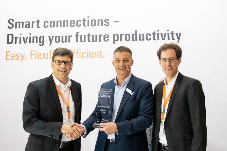 Volker Bibelhausen (li.) und Tobias Gaukstern (re.) nahmen dankend die Auszeichnung auf der smart production solutions aus den Händen von Chefredakteur Ronald Heinze (m.) entgegen. - Foto: Weidmüller/Patrice Kunte