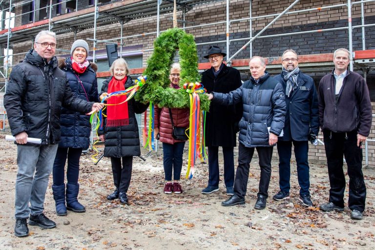 Freuten sich über den Baufortschritt: Gunter Koop (Generalunternehmer, Lohmann Bauunternehmen, Kirchdorf), Maresa Harting-Hertz, Christel Senckel (stellvertretende Bürgermeisterin Stadt Espelkamp), Margrit Harting, Dietmar Harting, Karl-Heinz Borchers (Generalunternehmer, Borchers & Aumann Immobilien, Vechta), Rolf Lohmann (Generalunternehmer, Lohmann Baunternehmen, Kirchdorf) und Tobias Pohl (örtlicher Bauleiter, von links nach rechts) - Foto: Harting