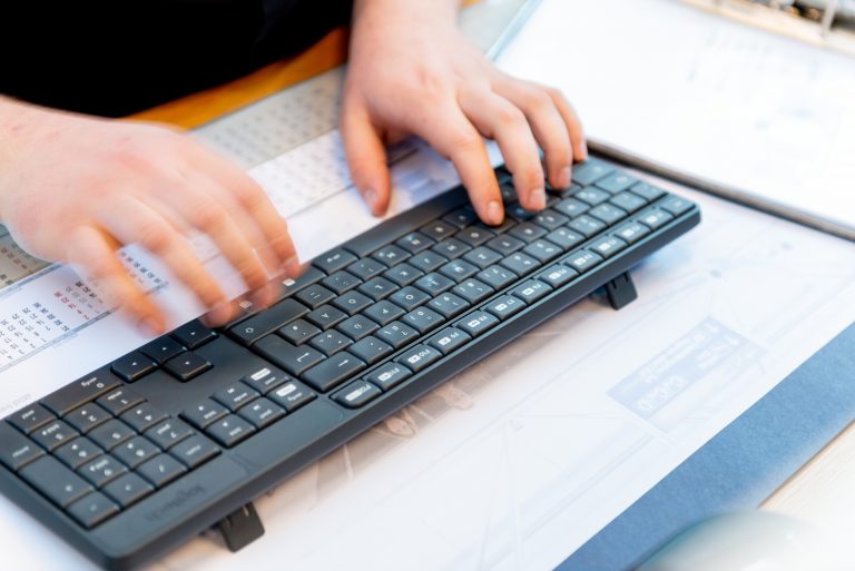 Schnelle Hände brauchen Hacker und Programmierer beim Kultur-Hackathon Coding da Vinci. Mitmachen ist noch bis zum 29. November möglich. Hacker-Hände auf Tastatur © Münsterland e.V./Fabian Riediger