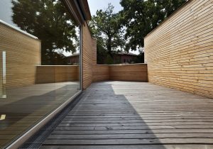 Verringert die Spritzwasserbildung bei barrierefreien Eingängen: Die SitaDrain® Kastenrinne mit neuem, elegantem Längsstabrost. Foto: Sita Bauelemente GmbH