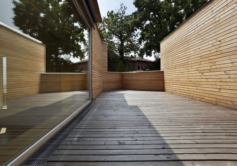 Verringert die Spritzwasserbildung bei barrierefreien Eingängen: Die SitaDrain® Kastenrinne mit neuem, elegantem Längsstabrost. Foto: Sita Bauelemente GmbH