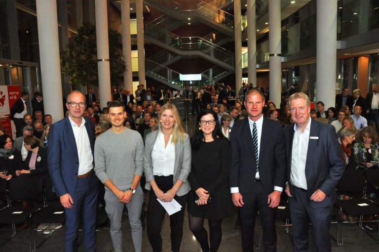 Dr. Thomas Robbers (l.) von der Wirtschaftsförderung und Frank Knura (r.) von der Sparkasse Münsterland Ost begrüßten zum Auftakt der Gründungswoche die Unternehmerin Sina Trinkwalder (3.v.r.). Nach ihrem Vortrag nahm sie mit Christian Bleser (2.v.r.) von der Firma HYGI.de und Marvin Homburg (2.v.l.) von der Lytt GmbH an einer Podiumsdiskussion teil. Die Moderation hatte Eva Tanski (3.v.l.). Foto: WFM Münster/Martin Rühle