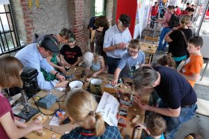 Maker in Aktion: Bei der Maker Faire OWL im Herforder Güterbahnhof 2019 Foto: Reimar Ott – city2science