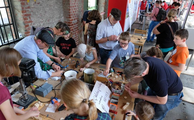 Maker in Aktion: Bei der Maker Faire OWL im Herforder Güterbahnhof 2019 Foto: Reimar Ott – city2science