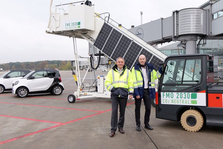 FMO-Geschäftsführer Prof. Dr. Rainer Schwarz (l.) und der Technische Leiter des FMO Eckart Frank (r.) bei der Vorstellung der neuen elektrobetriebenen Vorfeldfahrzeuge. - Foto: FMO