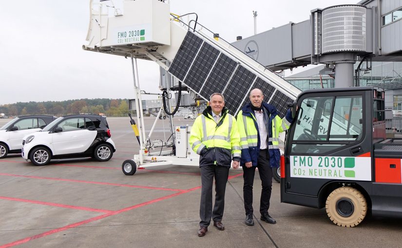 FMO-Geschäftsführer Prof. Dr. Rainer Schwarz (l.) und der Technische Leiter des FMO Eckart Frank (r.) bei der Vorstellung der neuen elektrobetriebenen Vorfeldfahrzeuge. - Foto: FMO