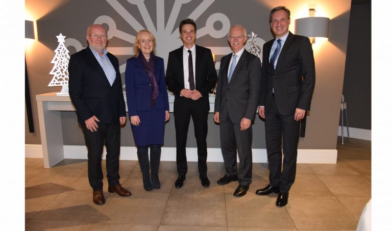 v.l.n.r) Thomas Stallmeyer (Aufsichtsratsvorsitzender der Wirtschaftsbetriebe der Stadt Coesfeld), Mechtild Schulze Hessing (Bürgermeisterin Borken, Aufsichtsratsvorsitzende der Stadtwerke Borken und stellvertretende Vorsitzende der Emergy Gesellschafterversammlung), Ron Keßeler, Heinz Öhmann (Bürgermeister Coesfeld und Vorsitzender der Emergy Gesellschafterversammlung) und Markus Hilkenbach. - Foto: Emergy