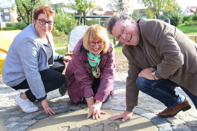 Sind begeistert von dem neuen Kunstprojekt: von links: MaßArbeit-Bereichsleiterin Susanne Steininger, Gabriele Placke sowie der Bürgermeister der Stadt Dissen, Hartmut Nümann. Foto: MaßArbeit / Ulrich Eckseler