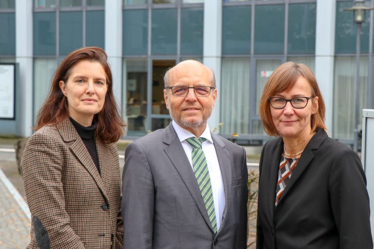 Birgit Stehl, Geschäftsführerin der Handwerkskammer Ostwestfalen-Lippe zu Bielefeld, Thomas Richter, Vorsitzender der Geschäftsführung der Agentur für Arbeit Bielefeld/Gütersloh und Ute Horstkötter-Starke, Geschäftsführerin Berufliche Bildung und IHK-Akademie Ostwesfalen GmbH der Industrie- und Handelskammer Ostwestfalen zu Bielefeld zogen heute gemeinsam Bilanz für den Ausbildungsmarkt 2018/19. - Foto: Arbeitsagentur