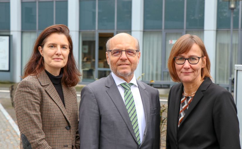 Birgit Stehl, Geschäftsführerin der Handwerkskammer Ostwestfalen-Lippe zu Bielefeld, Thomas Richter, Vorsitzender der Geschäftsführung der Agentur für Arbeit Bielefeld/Gütersloh und Ute Horstkötter-Starke, Geschäftsführerin Berufliche Bildung und IHK-Akademie Ostwesfalen GmbH der Industrie- und Handelskammer Ostwestfalen zu Bielefeld zogen heute gemeinsam Bilanz für den Ausbildungsmarkt 2018/19. - Foto: Arbeitsagentur