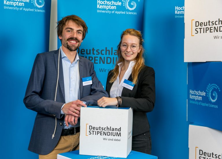 (v.l.n.r.): Jan-Philip Steinhauser (Studierender an der Hochschule Kempten), Leonie Uhl (Personalreferentin bei MULTIVAC) Bildaufnahme: Ralf Lienert