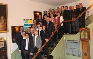 Die Jubilare und in den Ruhestand gehende Mitarbeiter mit Graf und Gräfin Oeynhausen beim Empfang im Gräflichen Haus. Foto: UGOS