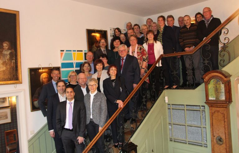 Die Jubilare und in den Ruhestand gehende Mitarbeiter mit Graf und Gräfin Oeynhausen beim Empfang im Gräflichen Haus. Foto: UGOS