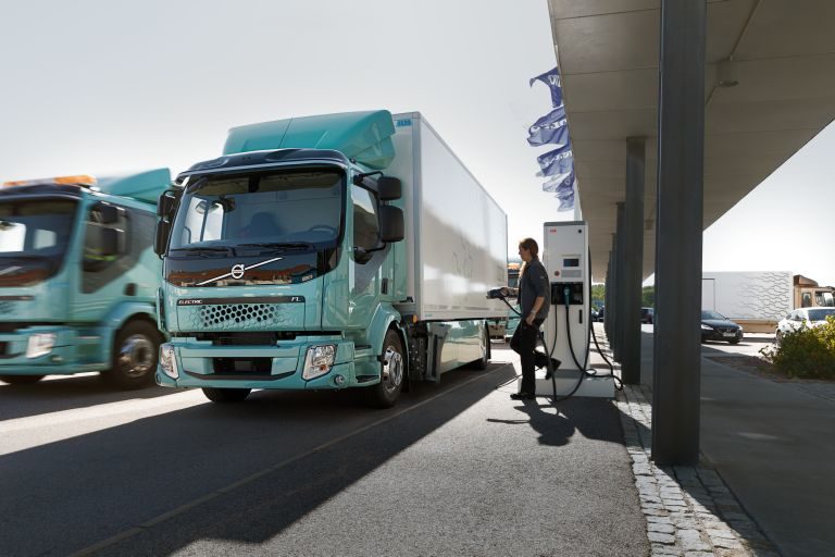 Die Elektrofahrzeuge Volvo FL und Volvo FE bieten ein enormes Potenzial für die Stadtplanung, da sie in Indoor-Terminals und Umweltzonen eingesetzt werden können. - Foto: Volvo