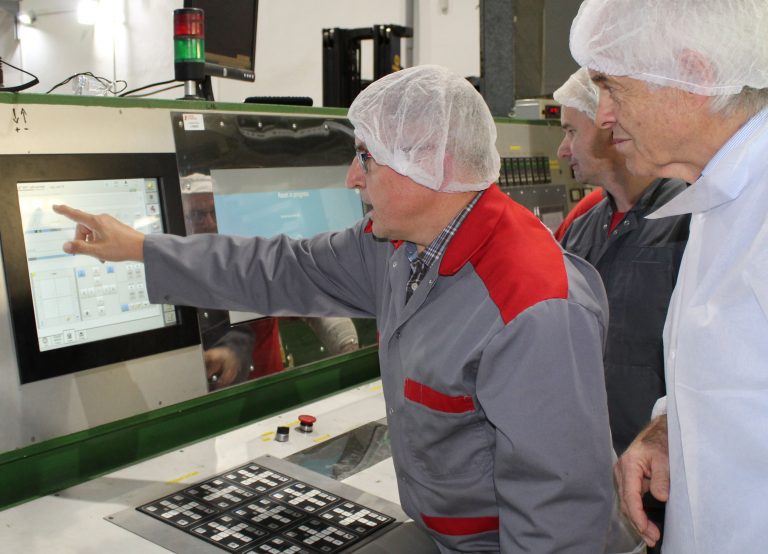 Peter Lesny, Betriebsleiter der Schur Flexibles Moneta (links), erklärt Hubert Göppel, Technical Sales Manager Register Solutions bei BST eltromat, was die Maschinenführer des Werks bei der intuitiven Menüführung auf dem Touch Monitor des regi_star_20 im Arbeitsalltag besonders schätzen. Foto: Schur Flexibles