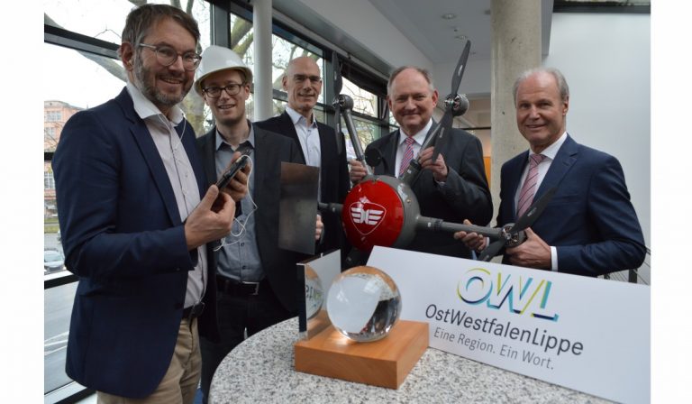 Die Jury hat die Gewinner des Innovationspreises vorgestellt (v.l.): Wolfgang Marquardt, Prokurist OWL GmbH, Robert Kröger, OWL GmbH, Rainer Müller, Geschäftsführer Stadtwerke Bielefeld, Dr. Stephan Nahrath, Geschäftsführer Westfalen Weser GmbH, und Thomas Niehoff, Hauptgeschäftsführer IHK Ostwestfalen zu Bielefeld. - Foto: OWL GmbH