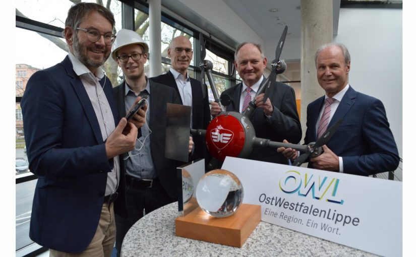 Die Jury hat die Gewinner des Innovationspreises vorgestellt (v.l.): Wolfgang Marquardt, Prokurist OWL GmbH, Robert Kröger, OWL GmbH, Rainer Müller, Geschäftsführer Stadtwerke Bielefeld, Dr. Stephan Nahrath, Geschäftsführer Westfalen Weser GmbH, und Thomas Niehoff, Hauptgeschäftsführer IHK Ostwestfalen zu Bielefeld. - Foto: OWL GmbH