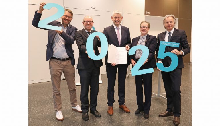 Freuen sich über das neue Projekt OWL 2025 (v.l.): Wolfgang Marquardt, Prokurist OWL GmbH, Landrat Manfred Müller, Vorsitzender der Gesellschafterversammlung der OWL GmbH, Staatssekretär Christoph Dammermann mit dem Förderbescheid, Regierungspräsidentin Marianne Thomann-Stahl, Herbert Weber, Geschäftsführer der OWL GmbH. - Foto: OWL GmbH