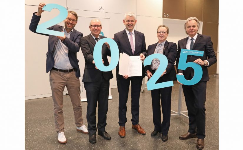 Freuen sich über das neue Projekt OWL 2025 (v.l.): Wolfgang Marquardt, Prokurist OWL GmbH, Landrat Manfred Müller, Vorsitzender der Gesellschafterversammlung der OWL GmbH, Staatssekretär Christoph Dammermann mit dem Förderbescheid, Regierungspräsidentin Marianne Thomann-Stahl, Herbert Weber, Geschäftsführer der OWL GmbH. - Foto: OWL GmbH