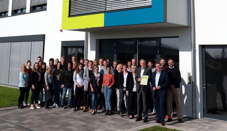 Die AUBI-plus-Belegschaft freut sich über die Auszeichnung „Deutschlands beste Jobportale 2019“ (Bild: AUBI-plus GmbH)