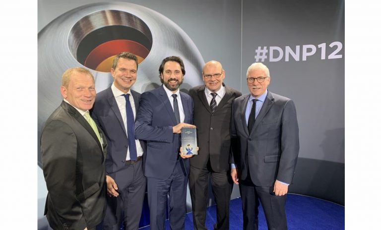 Das ASSMANN-Team bei der Gala zum Deutschen Nachhaltigkeitspreis: v.l. Matthias Niekamp (Betriebsratsvorsitzender), Marc Schumann (Marketingleiter), Martin Könneker (Prozessorganisator und Nachhaltigkeitsbeauftragter), Andreas Fipp (Leiter Industrial Engineering) und Guido Hübner (Technischer Leiter). (Foto: Röckemann)