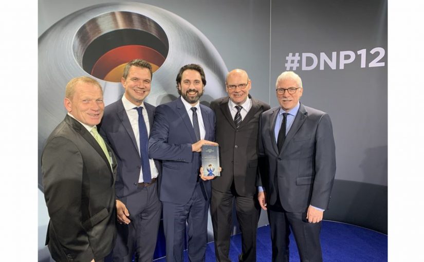 Das ASSMANN-Team bei der Gala zum Deutschen Nachhaltigkeitspreis: v.l. Matthias Niekamp (Betriebsratsvorsitzender), Marc Schumann (Marketingleiter), Martin Könneker (Prozessorganisator und Nachhaltigkeitsbeauftragter), Andreas Fipp (Leiter Industrial Engineering) und Guido Hübner (Technischer Leiter). (Foto: Röckemann)