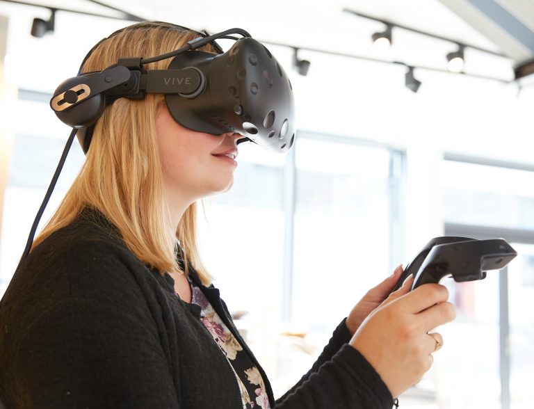 Bereits seit drei Jahren nutzt Markisenhersteller markilux Virtual-Reality-Brillen, zum Beispiel um neue Markisen zu entwickeln. Die in einer virtuellen Umgebung dargestellten Prototypen und Bauteile helfen laut markilux, sich in der Konstruktionsphase schneller für oder gegen einen Entwurf zu entscheiden. - Foto: markilux.