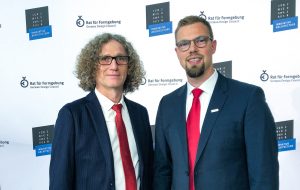Sven Kröner, Leiter der Abteilung Entwicklung und Konstruktion, und Daniel Becks aus der gleichen Abteilung, durften Anfang Oktober in der Pinakothek der Moderne in München die Auszeichnung „ICONIC AWARDS: Innovative Architecture. Best of Best“ für die neue Kassettenmarkise MX-3 entgegennehmen. - Foto: markilux.