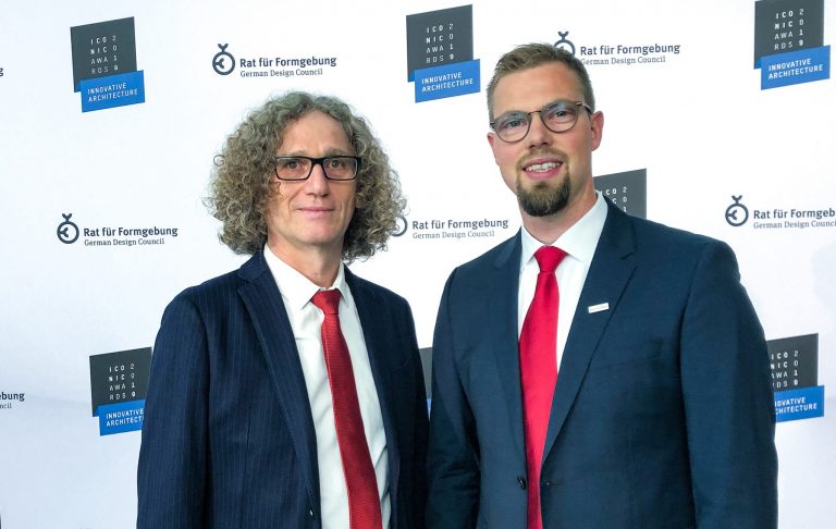 Sven Kröner, Leiter der Abteilung Entwicklung und Konstruktion, und Daniel Becks aus der gleichen Abteilung, durften Anfang Oktober in der Pinakothek der Moderne in München die Auszeichnung „ICONIC AWARDS: Innovative Architecture. Best of Best“ für die neue Kassettenmarkise MX-3 entgegennehmen. - Foto: markilux.