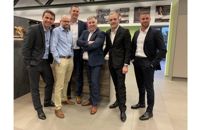 Neues Managementteam bei Hettich DIY: (v.l.n.r.) Benjamin Pawelzik, Swen Zacharias (eingetragener Geschäftsführer), (v. r. n. l.) Pascal Gottert, Guillaume Baillon, Jeroen ten Broeke nicht im Bild: Franziska Ochsendorf zusätzlich im Bild: Marco Gerber (3. v. l.), Vertriebsleiter DACH-Region Foto: Hettich
