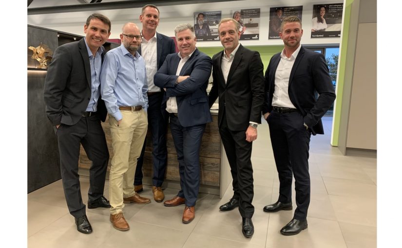 Neues Managementteam bei Hettich DIY: (v.l.n.r.) Benjamin Pawelzik, Swen Zacharias (eingetragener Geschäftsführer), (v. r. n. l.) Pascal Gottert, Guillaume Baillon, Jeroen ten Broeke nicht im Bild: Franziska Ochsendorf zusätzlich im Bild: Marco Gerber (3. v. l.), Vertriebsleiter DACH-Region Foto: Hettich