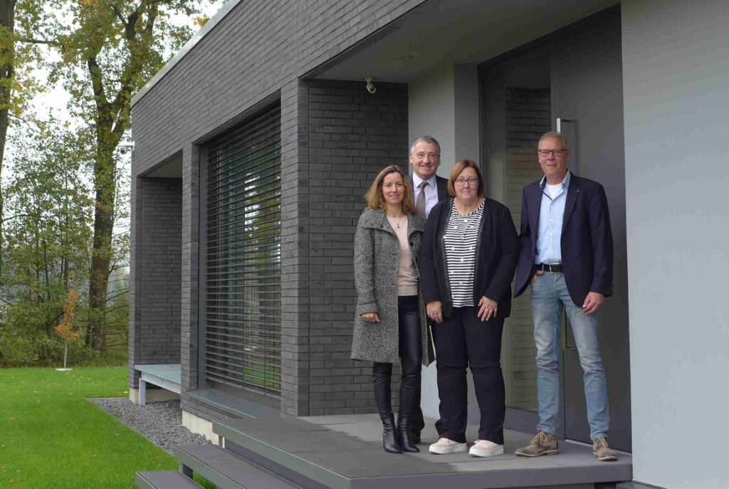 v.l.n.r.: Gisela Horstmann, Bügermeister Georg Moenikes, Karin Sindermann, Martin Sindermann - Foto: Stadt Emsdetten