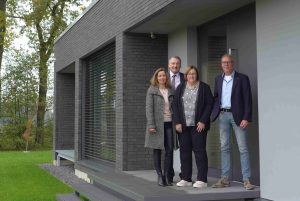 v.l.n.r.: Gisela Horstmann, Bügermeister Georg Moenikes, Karin Sindermann, Martin Sindermann - Foto: Stadt Emsdetten
